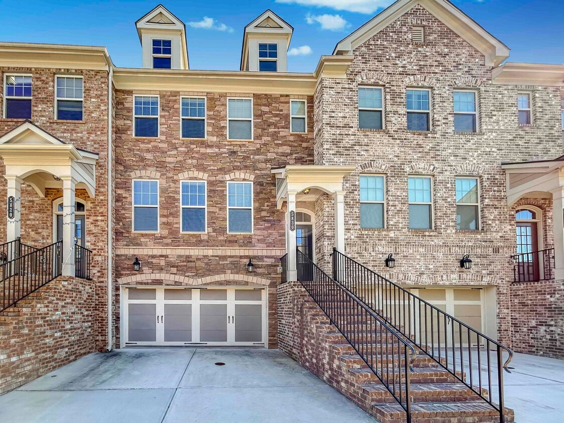 Foto principal - Stunning 4 BR/3.5 BA Townhome in Peachtree...