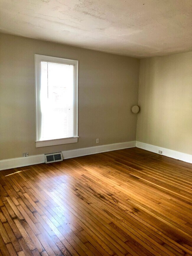 Building Photo - One Bedroom Apartment Near UNCG & Downtown...