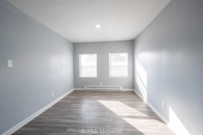 Building Photo - Charming 2 Bedroom Apartment in Indianapol...