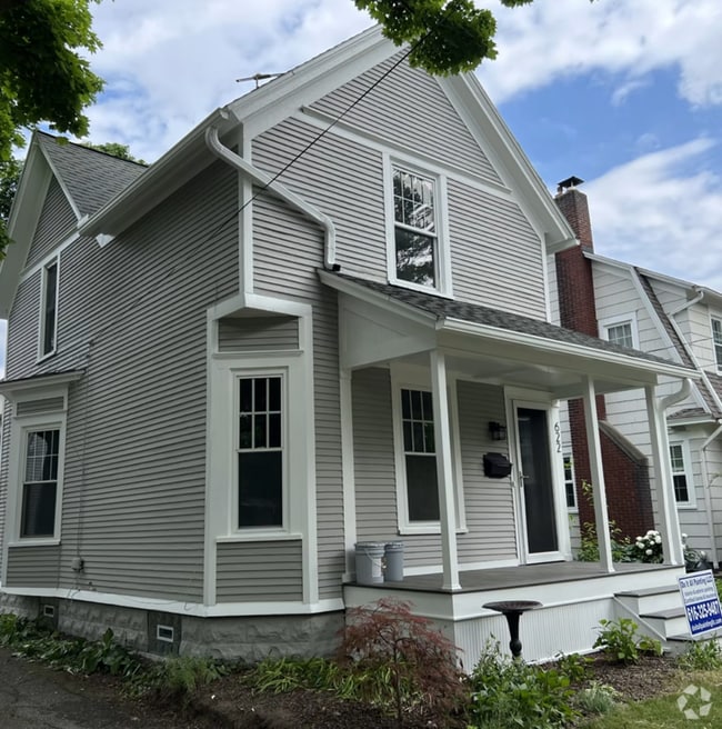 Building Photo - 622 Gladstone Dr SE