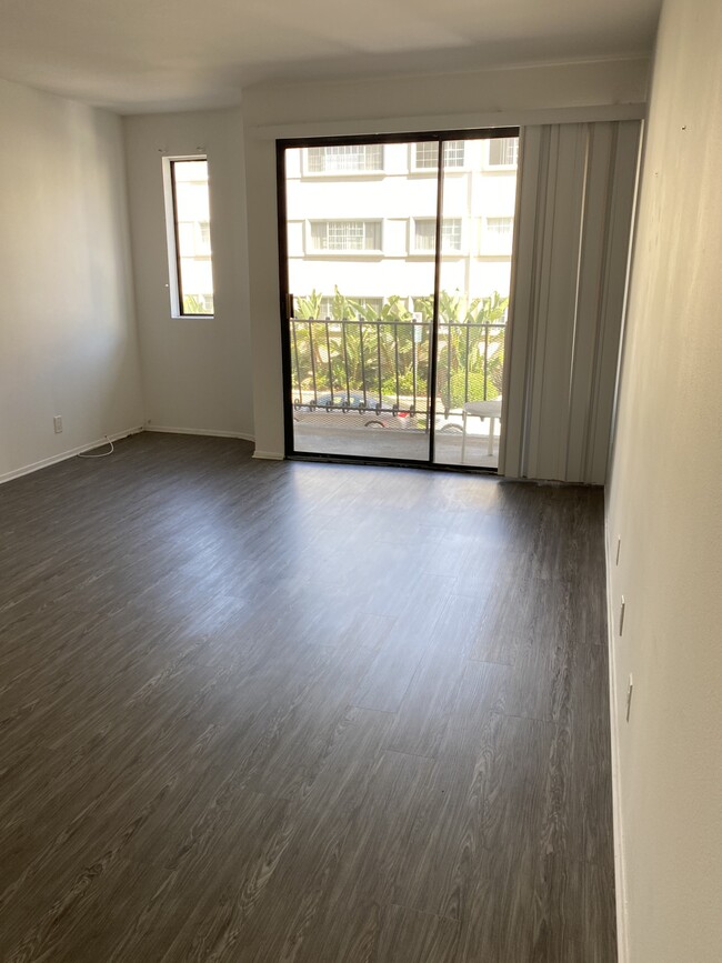 1 bed 1 Bath - 350 N Oakhurst Dr