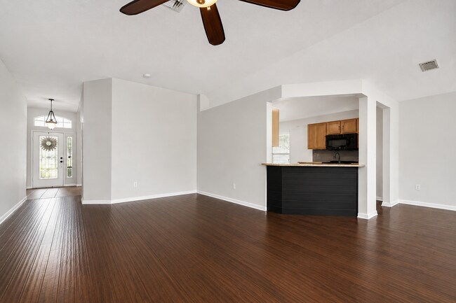 Foto del edificio - "Pool home! 3-Bed, 2-Bath Haven in Wesley Chapel"