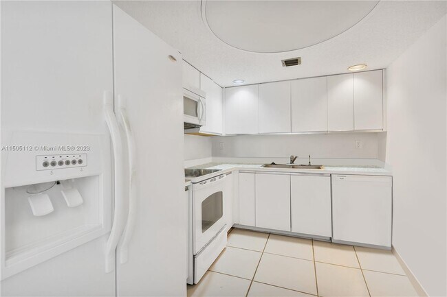 Building Photo - 5415 Collins Ave