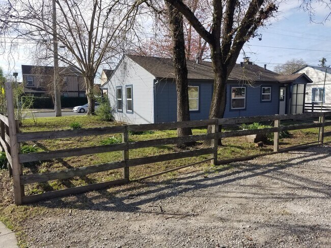 Building Photo - Old School Charm!  Huge Backyard!  Close t...