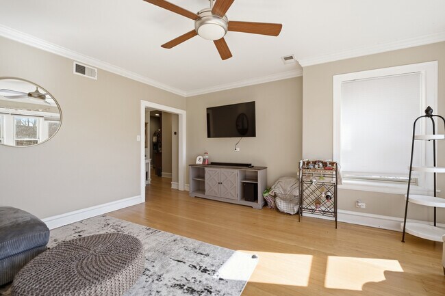 Foto del edificio - 1928 W Addison St