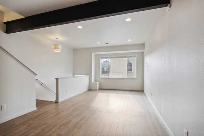 Building Photo - 2265 Glenarm Pl