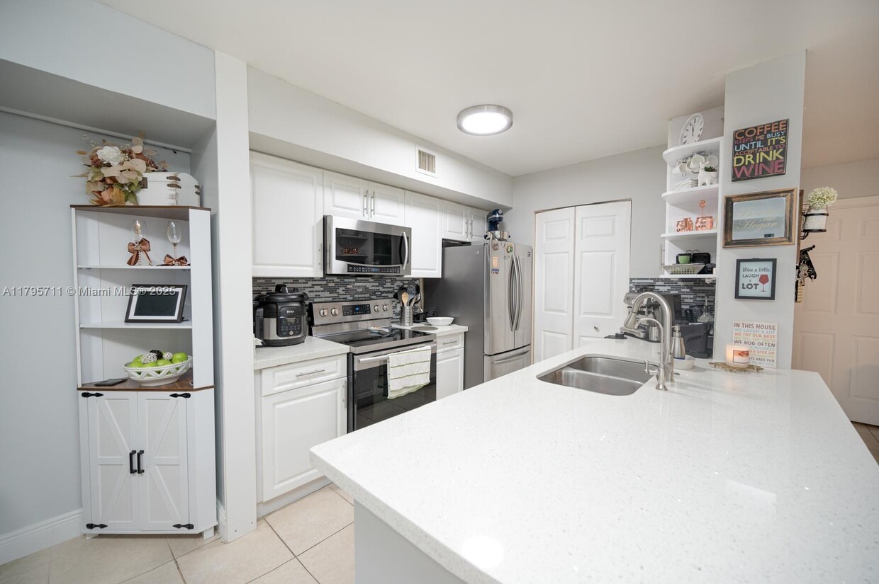 Foto principal - 11133 SW 8th St
