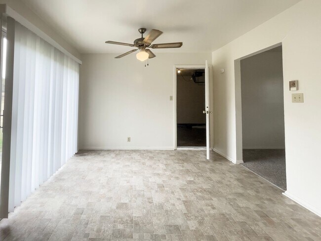 Foto del edificio - 8200 & 8202 W Butternut Rd