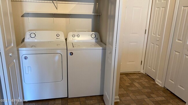 Building Photo - 445 Scrub Jay Dr