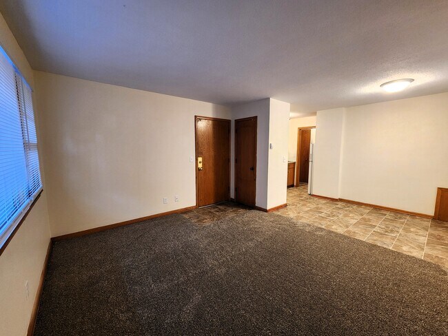 Armario de entrada y abrigos - 4060-4100 4th St NE