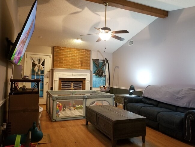 Building Photo - 3/2 with fenced yard!!