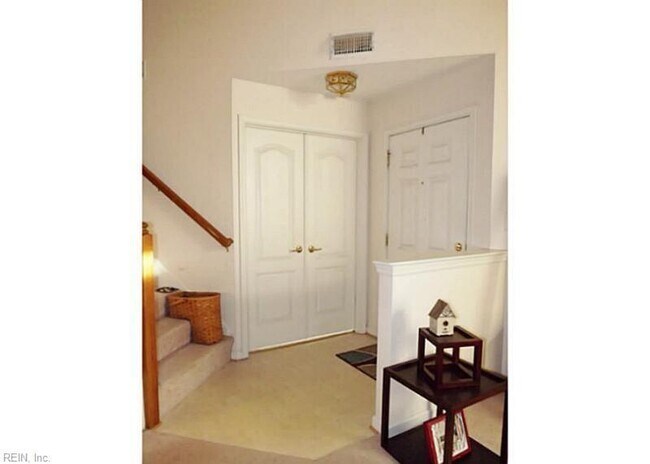 Building Photo - 907 Lakeside Ct