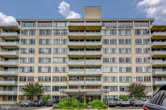 Building Photo - 1301 S Arlington Ridge Rd