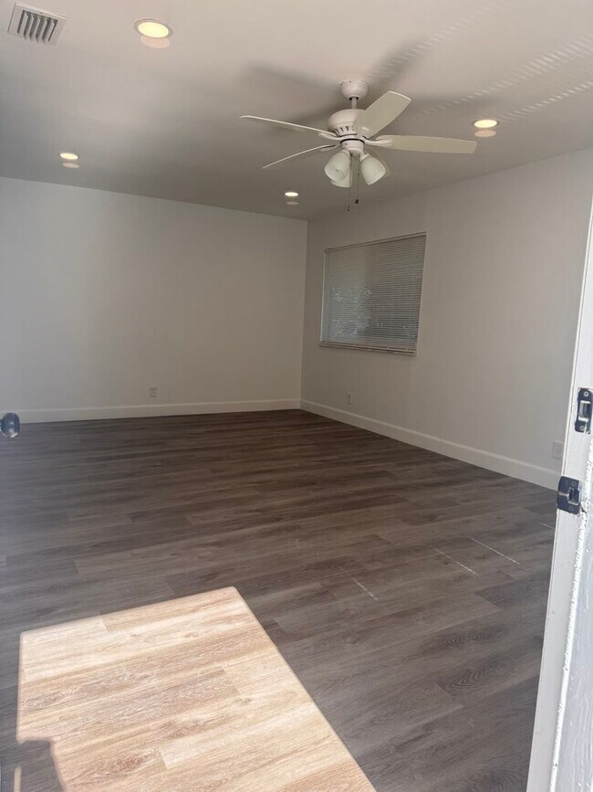Foto del edificio - 2ND Floor Open Layout - No one on top or b...