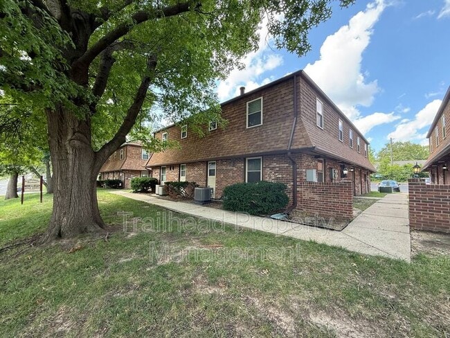 Building Photo - 816 E Walnut St