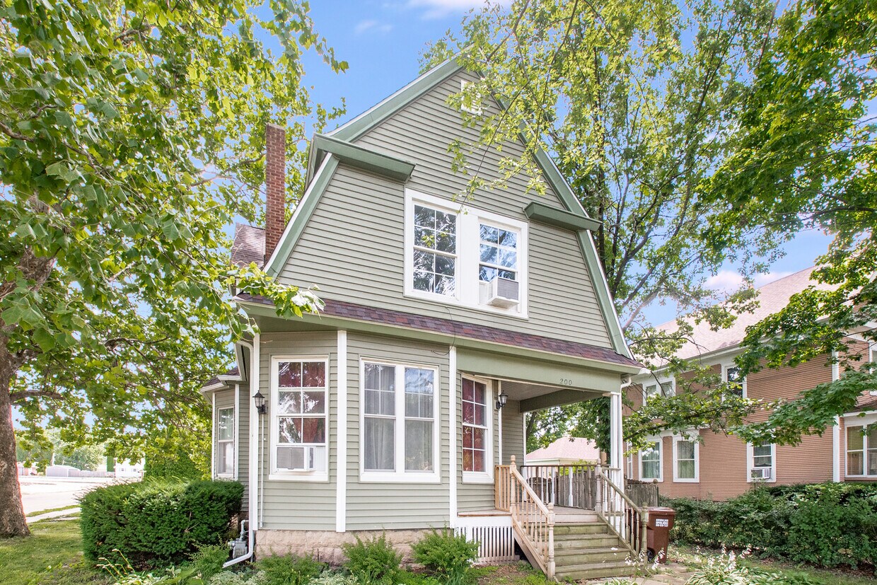 Primary Photo - 200 Avenue E