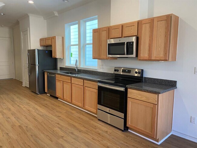 Building Photo - 3225 Real St