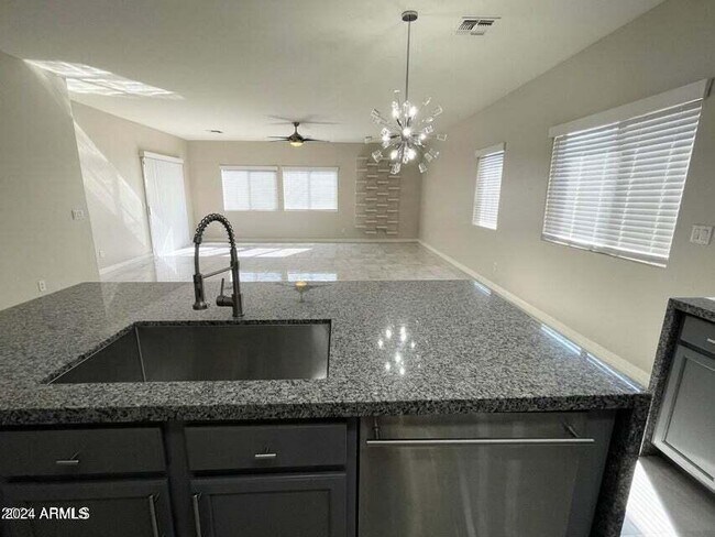 Foto del edificio - 41120 N Hudson Trail