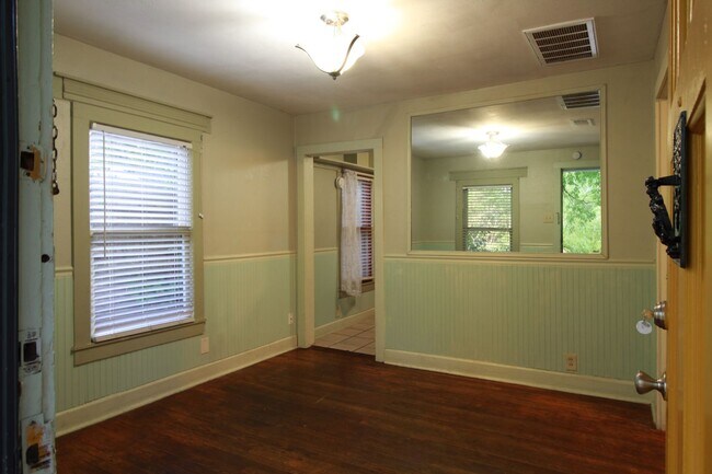 Foto del edificio - Charming North Campus Bungalow
