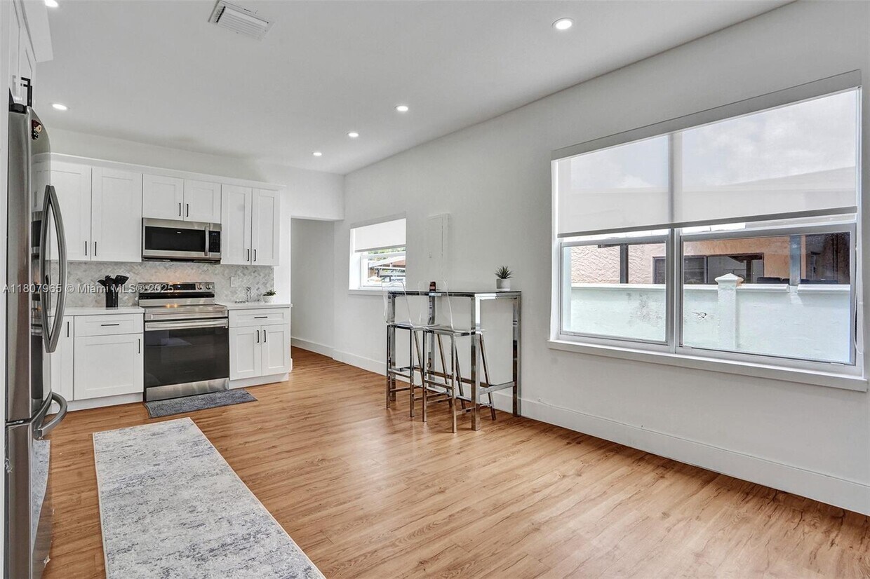 Foto principal - 2978 SW 14th St