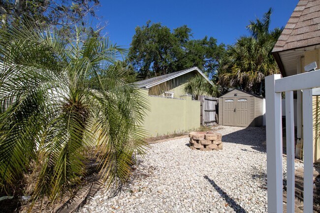Foto del edificio - Indian Beach Park Duplex - walk to Ringling College!!