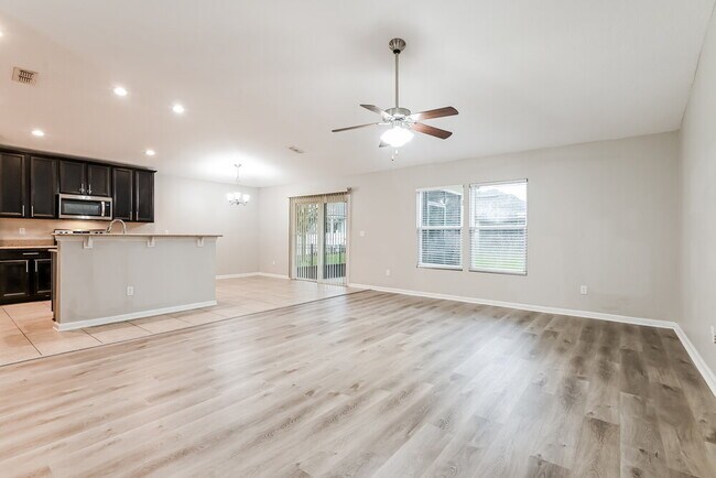 Building Photo - 369 Sunshine Dr