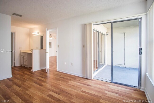 Foto del edificio - 2 br, 2 bath Condo - 1900 S University Dr