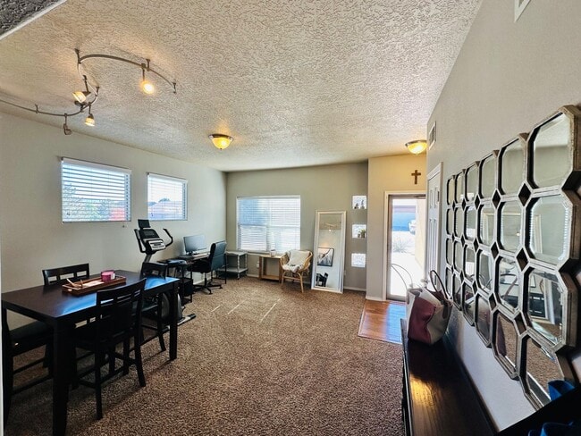 Building Photo - Available Dec 10th! 3bed 2bath