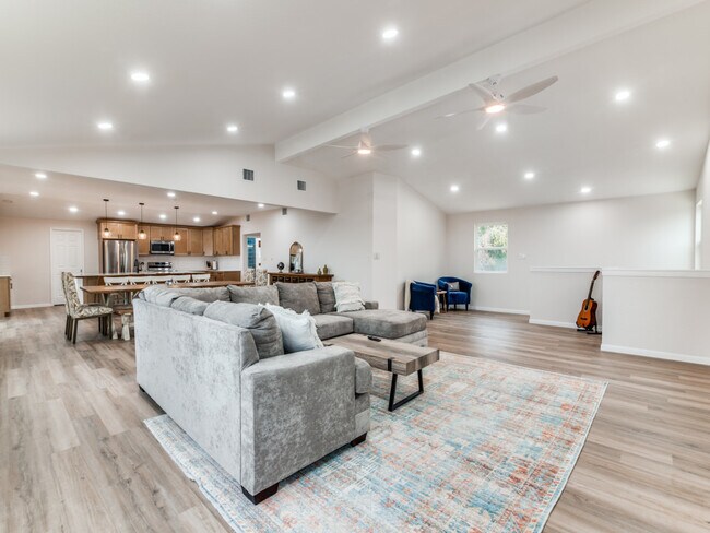 Building Photo - 268 White Oak Dr