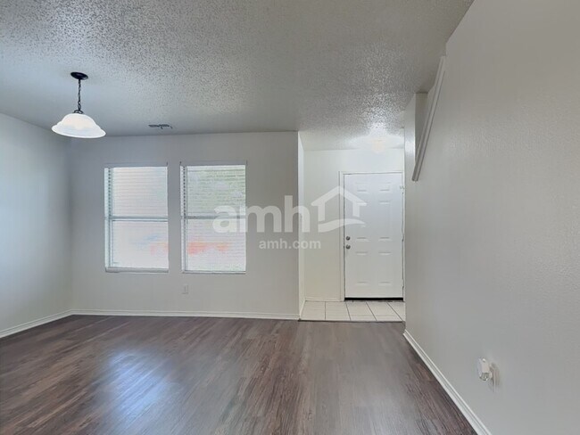 Foto del edificio - 4301 Meadowknoll Dr
