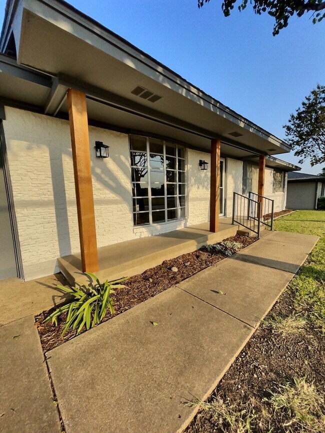 Building Photo - 604 N Allen Dr