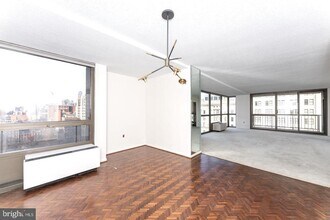 Building Photo - 233 S 6th St