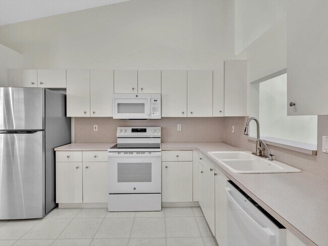 Building Photo - 6094 Lake Hibiscus Dr