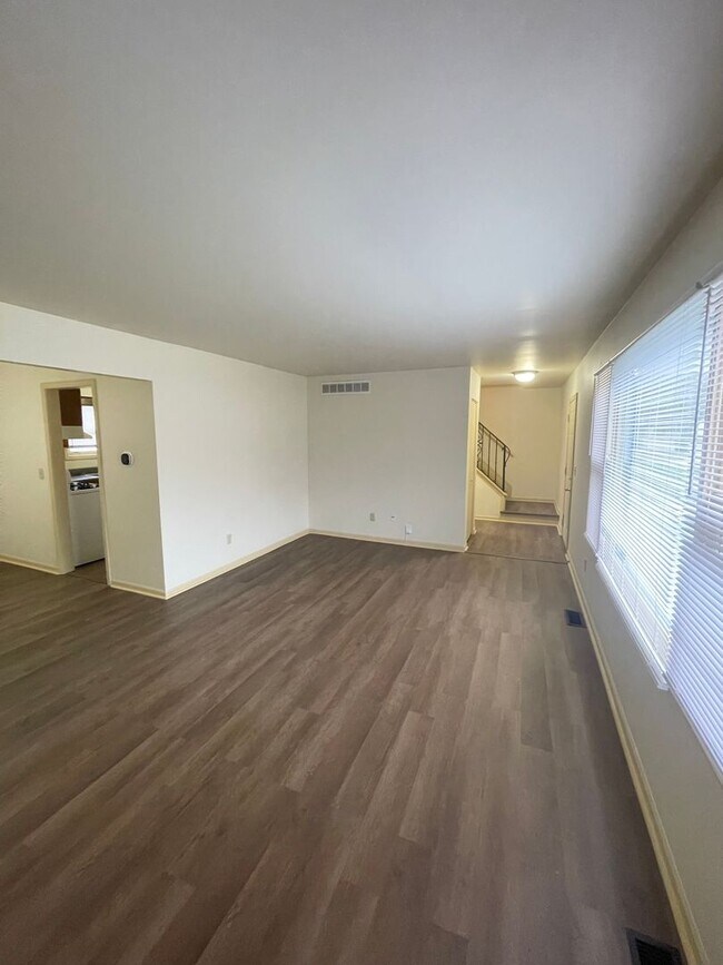 Foto del edificio - Spacious Two Story with 4 Bedrooms