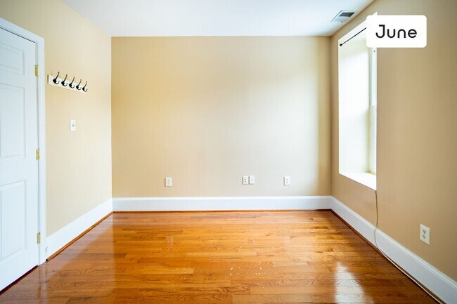 Foto del edificio - ROOM ONLY in 4-bed/3.0-bath Home