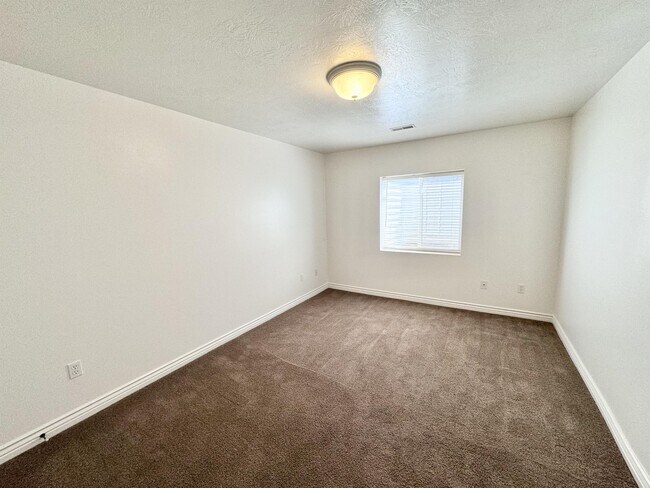 Building Photo - 2071 E 1760 S