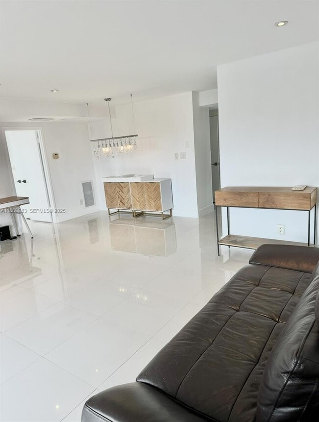 Foto del edificio - 8400 Byron Ave