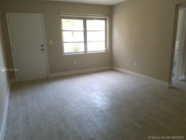 Foto del edificio - 3661 SW 11th St