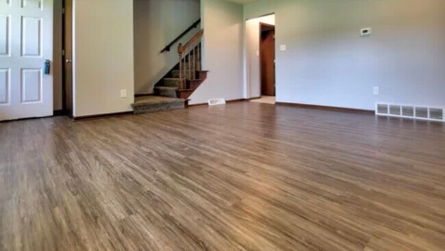 sala de estar, escaleras a los dormitorios de la planta superior - 8653 Refugee Rd