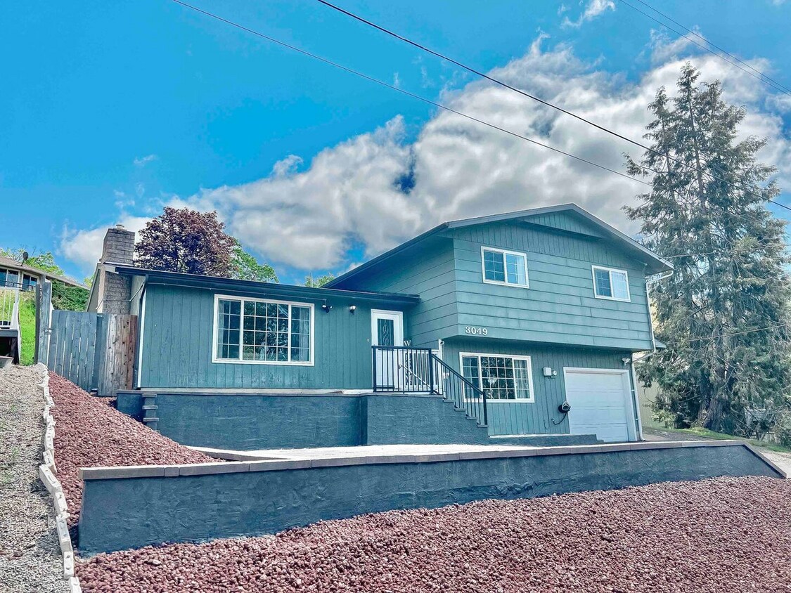 Primary Photo - Split Level Roseburg 3 bedroom home with b...