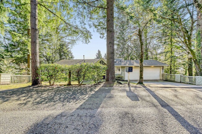 Foto del edificio - Updated Mid-Century 4BR / 2.5BA Daylight Ranch w/ Panoramic Views, Double Decks, A/C + 2-Car Garage