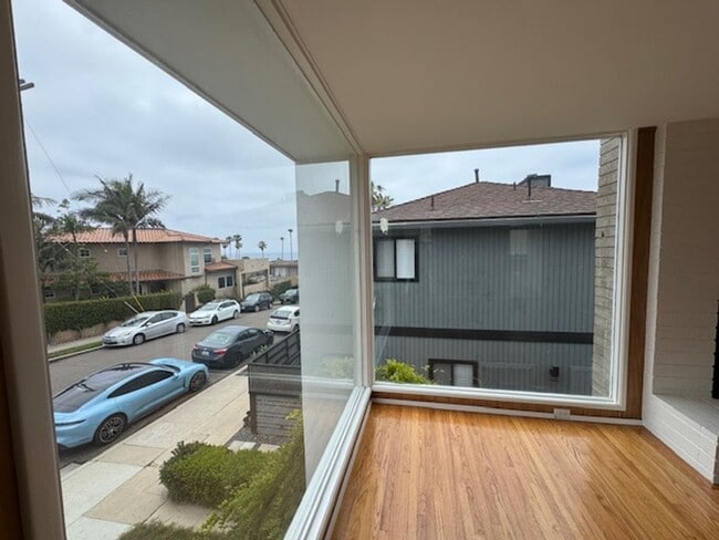 Building Photo - Charming Meets Modern – Renovated 2 Bed / ...