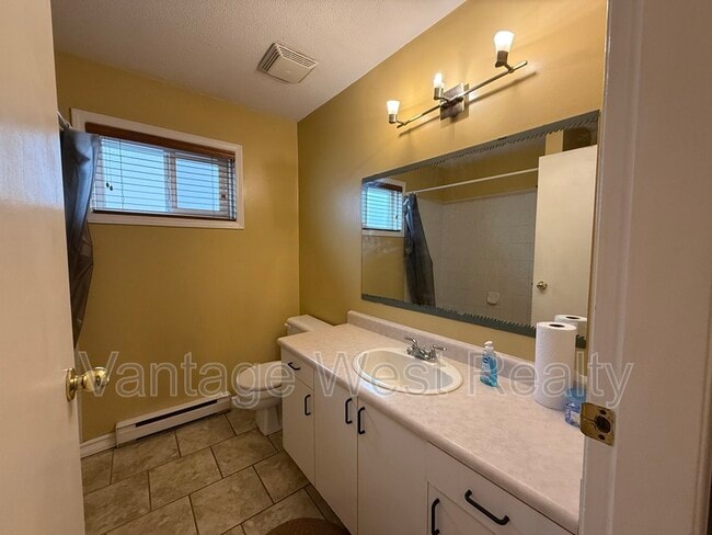 Building Photo - 255-255 Nickel Rd