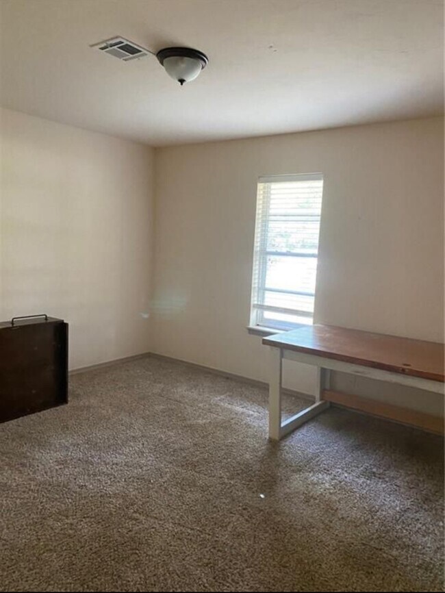 Building Photo - 939 S Meadow Ln