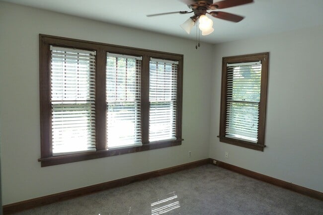 Foto del edificio - Bright 3BR Unit + Off-Street Parking + Balcony Near Capital University