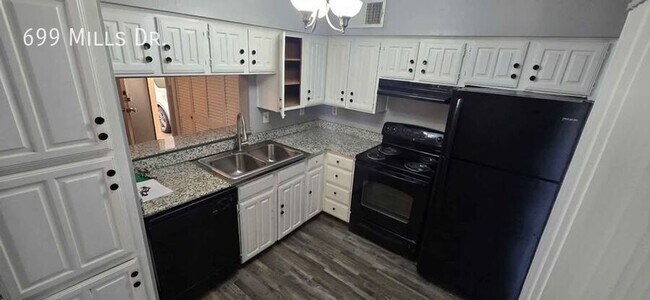 Foto del edificio - 699 Mills Dr.-