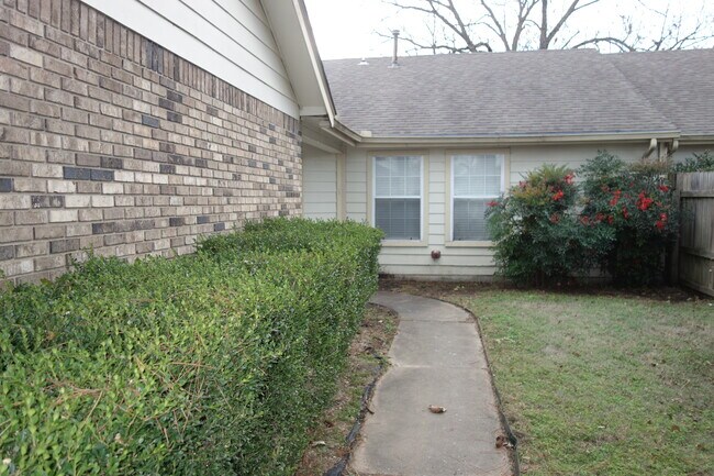 Jardín delantero - 6656 S Utica Pl