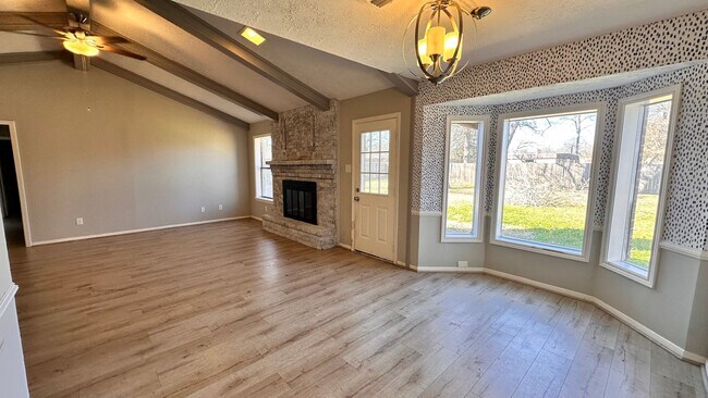 Foto del edificio - Take a look at this 4 bedroom 2 bath home