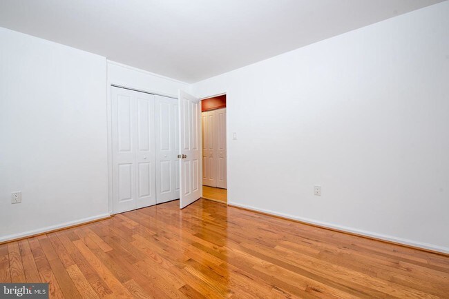 Foto del edificio - 7736 Maple Ave