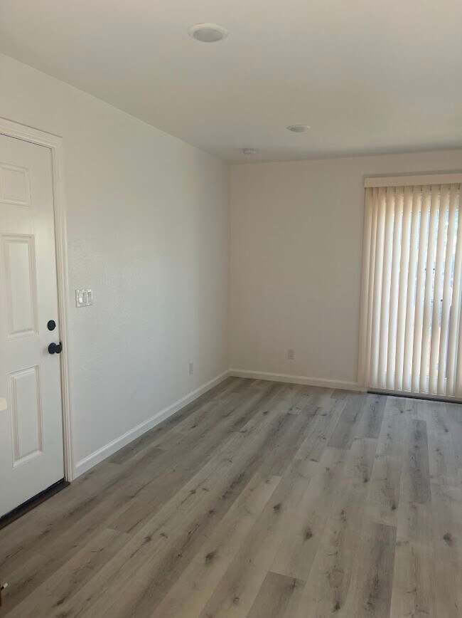 Foto del edificio - 2811 Tulare Ave